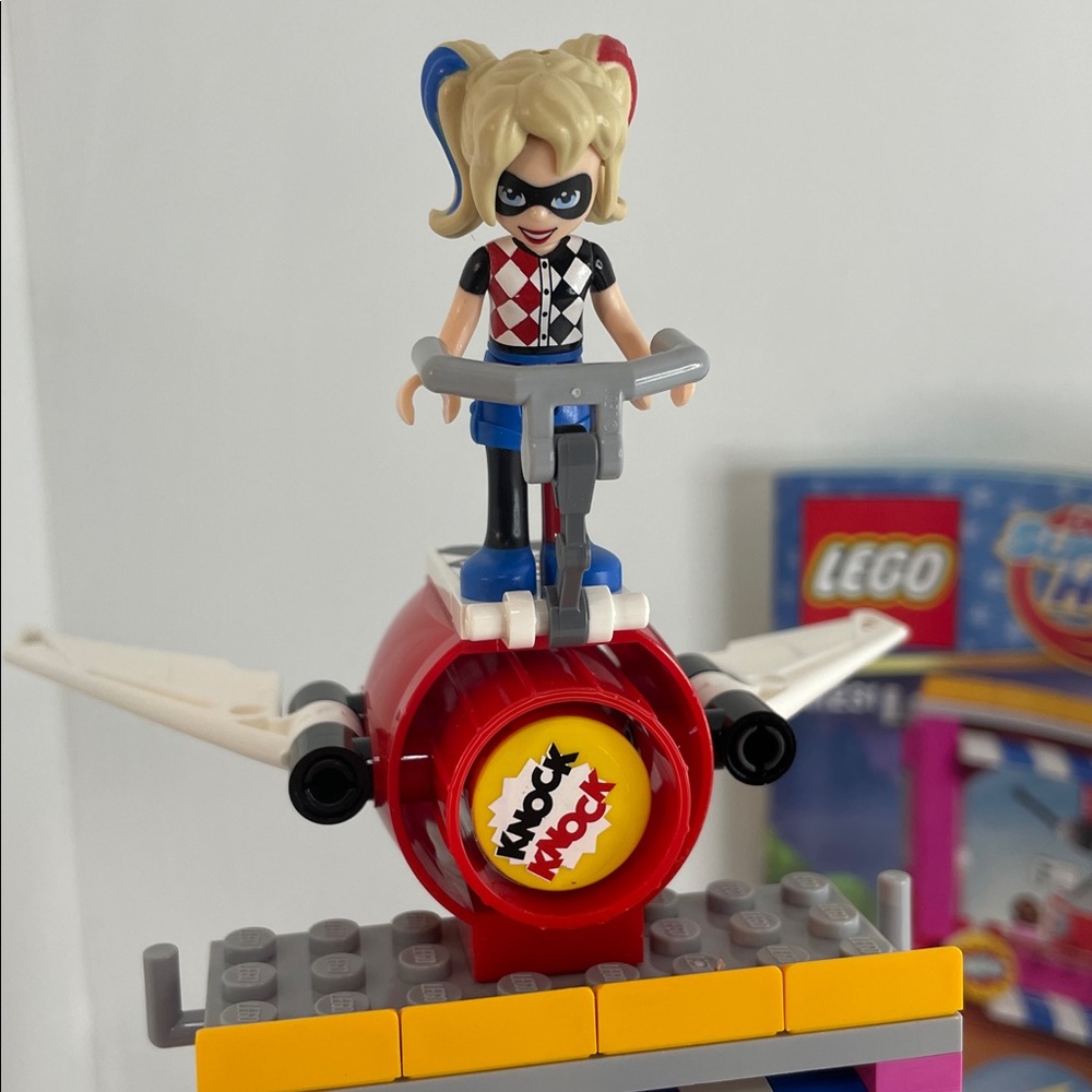 Lego Super Hero Girls Cafe Escape Playset  41231 - Picture 2 of 10